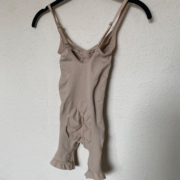 NEW SKIMS SEAMLESS SCULPT MID THIGH BODYSUIT Clay shorts Size S - Picture 4 of 5